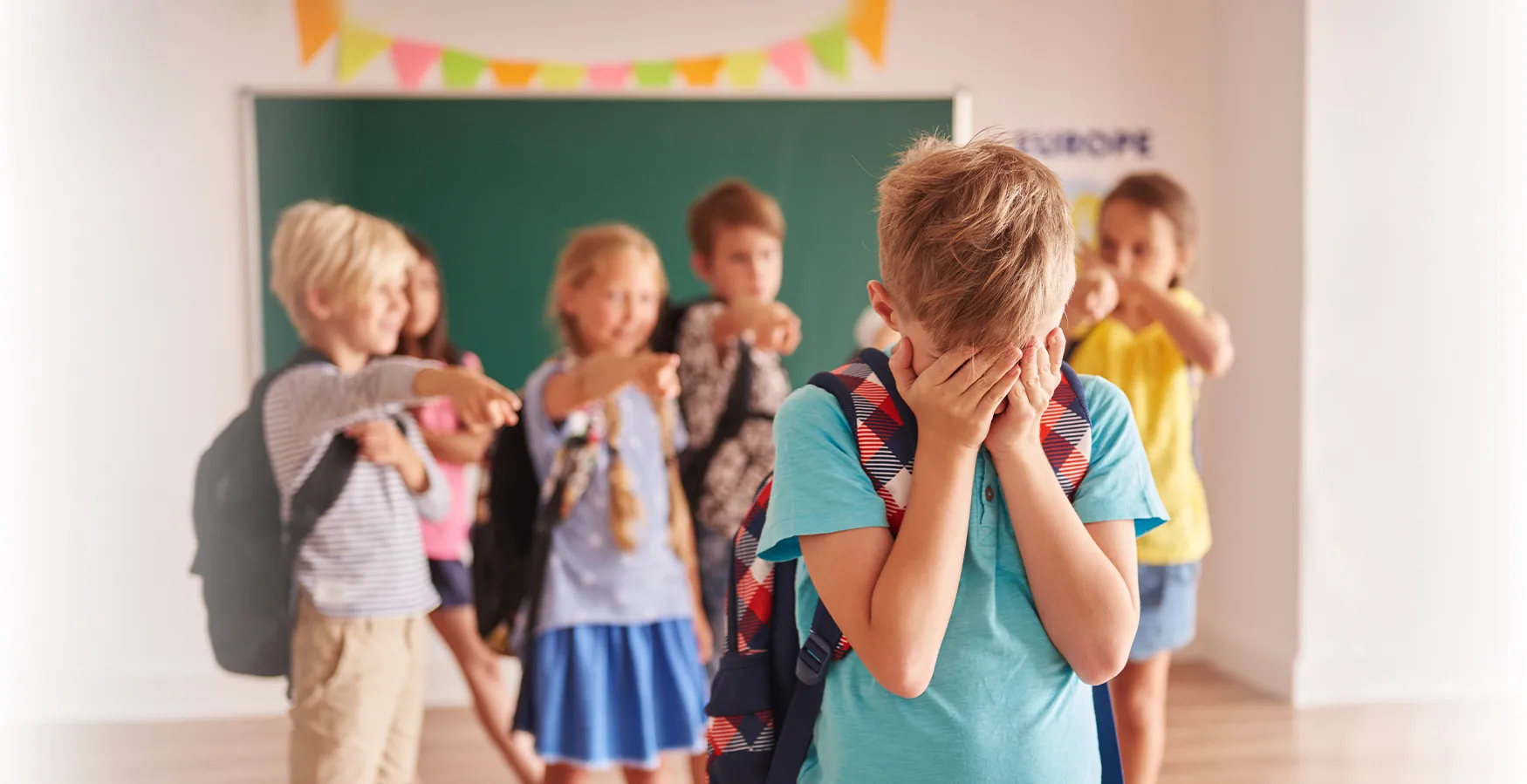 Várias crianças a gozarem com a mesma criança, no âmbito do Curso de Bullying em Meio Escolar