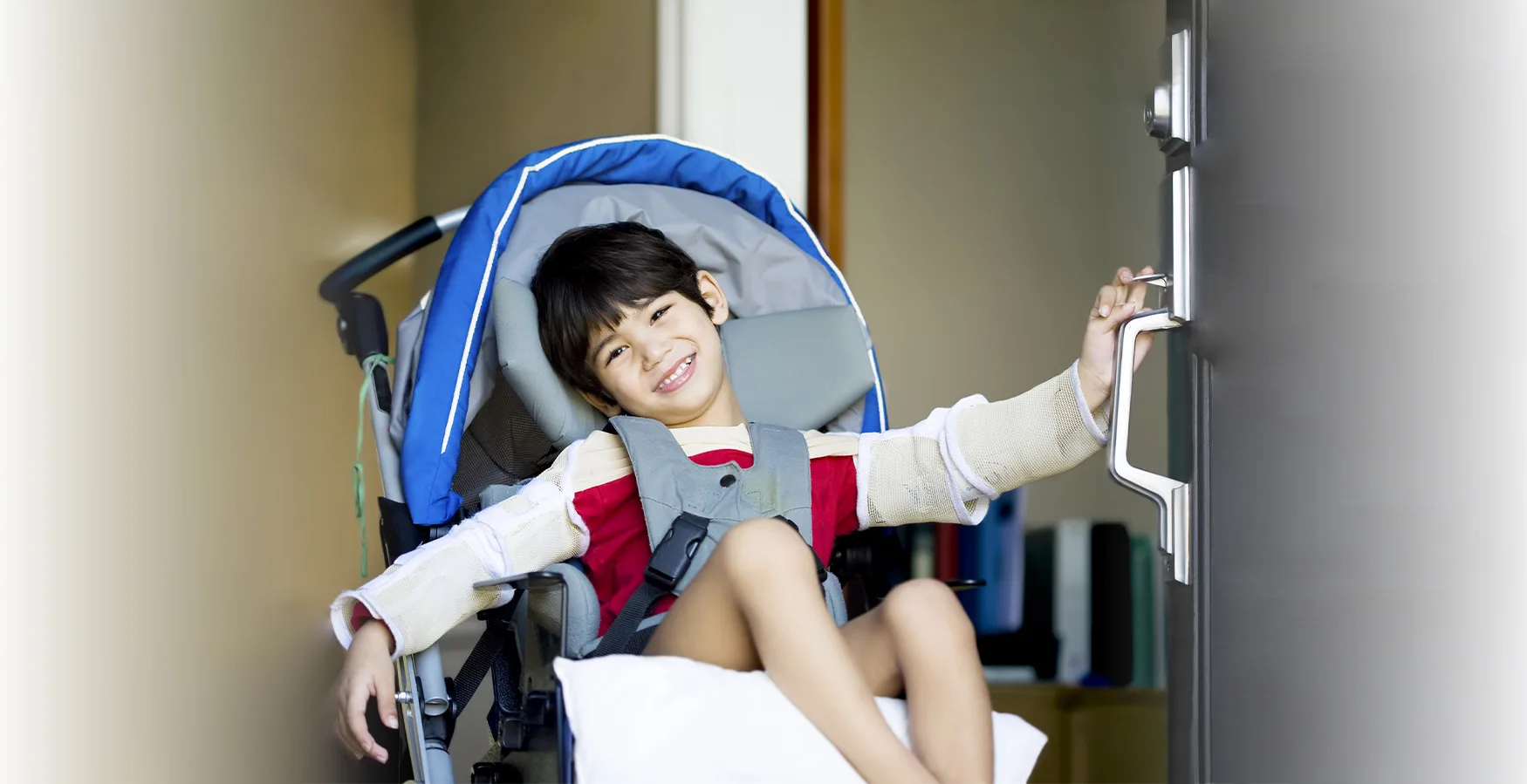 Criança na cadeira de rodas, no âmbito do Curso de Necessidades Educativas Especiais – Paralisia Cerebral