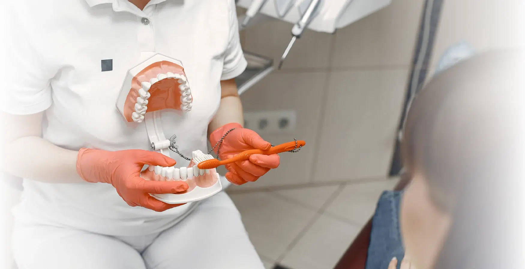 Alguém a prestar apoio na reparação e adaptação de aparelhos e próteses dentárias após ter tirado o Curso de Prótese Dentária – Apoio e Técnicas Laboratoriais.