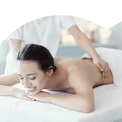 Técnico de massagens a fazer uma massagem a uma mulher