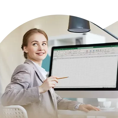 Mulher a trabalhar no Excel, no âmbito do Curso de Microsoft Excel