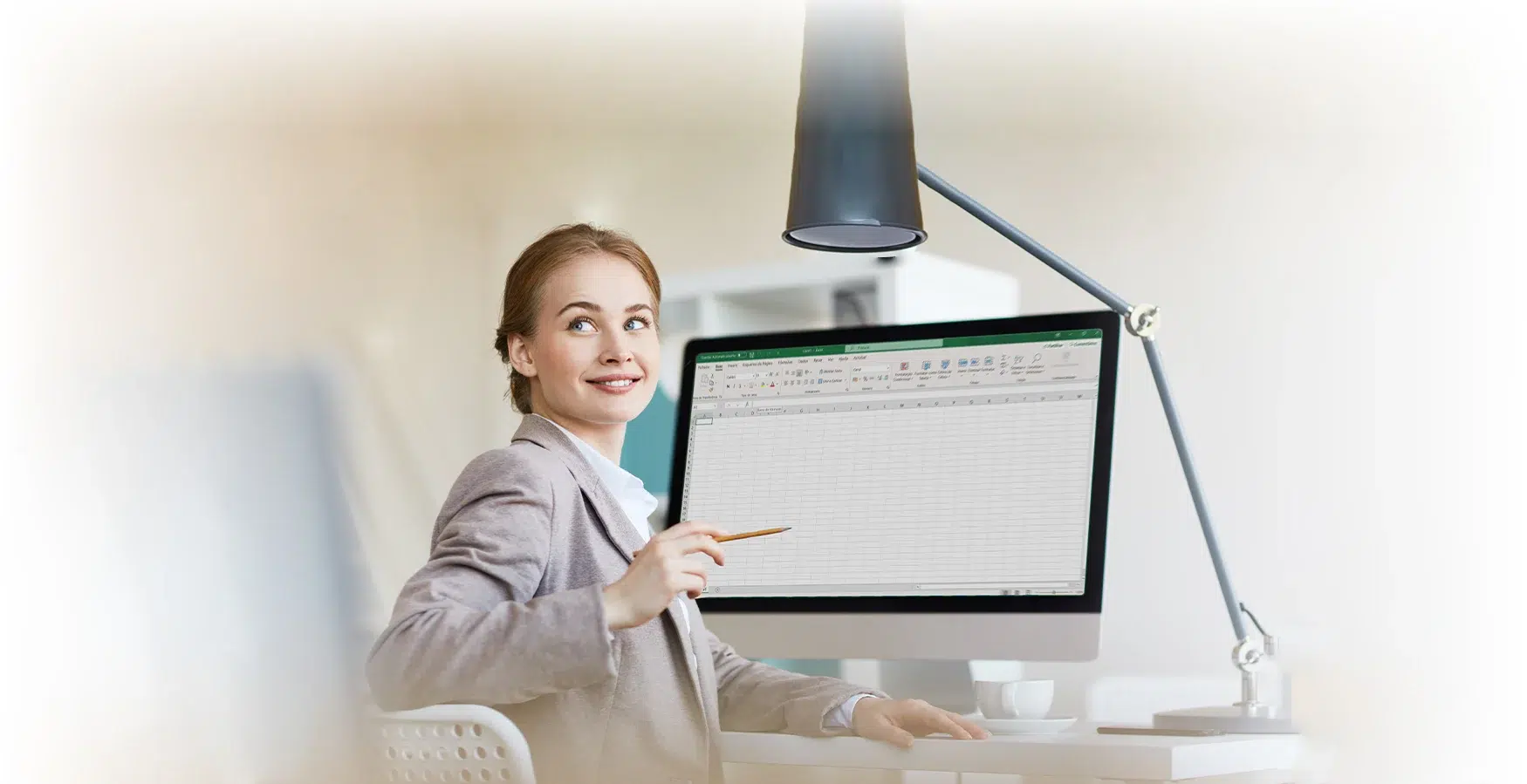 Mulher a trabalhar no Excel, no âmbito do Curso de Microsoft Excel
