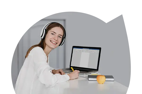 Rapariga de fones e de computador ligado a utilizar o Word, no âmbito do Curso Microsoft Word - Básico