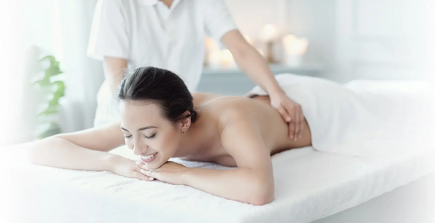 Técnico de massagens a fazer uma massagem a uma mulher