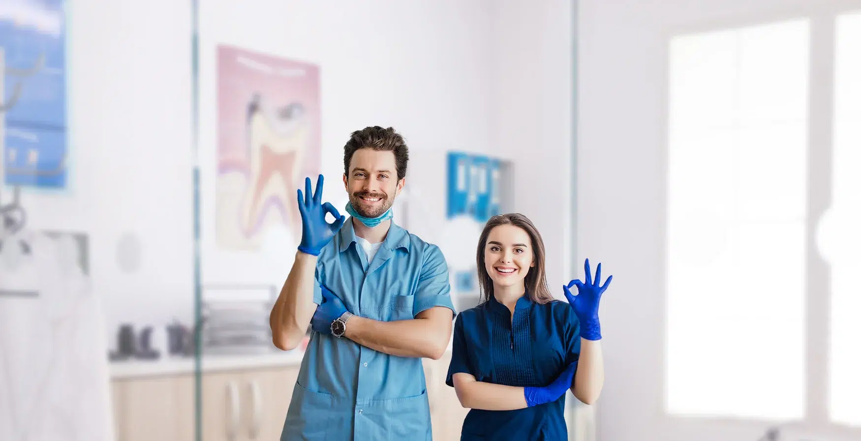 Dentista e assistente de clínica dentária sorridentes, no âmbito do Curso de Assistente de Clínica Dentária.