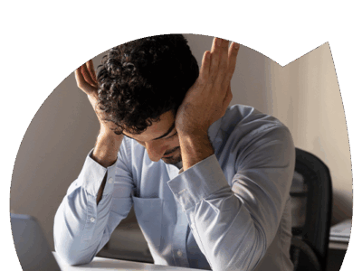 Pessoa com as mãos na cabeça