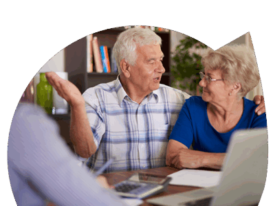 Três pessoas a conversar