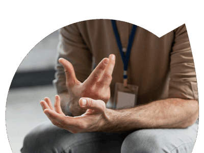 Pessoa sentada a expressar-se com as mãos