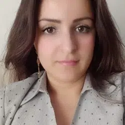 Fotografia da formanda Yelitza Freitas, formanda do Curso de Secretariado Clínico