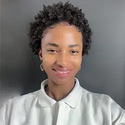 Fotografia da formanda Cadijatu Jau, formanda do Curso de Auxiliar de Ação Educativa