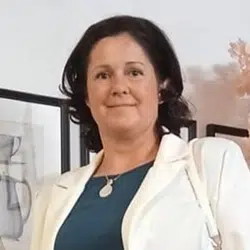 Fotografia da formanda Dora Oliveira, formanda do Curso de Necessidades Educativas Especiais – Autismo e Síndrome de Asperger