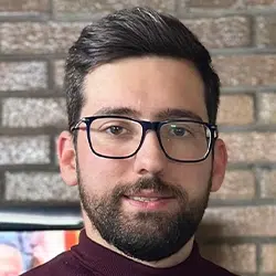 Fotografia do formando Fabio Ribeiro, formando do curso de Prótese Dentária – Apoio e Técnicas Laboratoriais