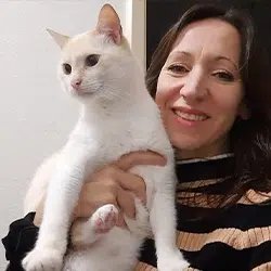 Fotografia da formanda Maria da Luz Duarte, formanda do Curso de Auxiliar de Clínica Veterinária