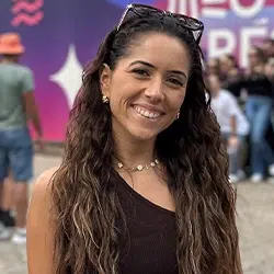 Fotografia da formanda Ariana Figueiroa, formanda do Curso de Auxiliar de Ação Educativa