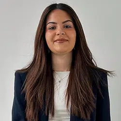 Fotografia da formanda Bia Amaral, formanda do Curso de Conclusão do 9º Ano e/ou 12º Ano