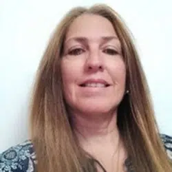 Fotografia da formanda Doris Meneses, formanda do Curso de Auxiliar de Ação Educativa