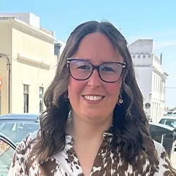 Fotografia da formanda Isabel Simões, formanda do Curso de de Necessidades Educativas Especiais – Autismo e Síndrome de Asperger