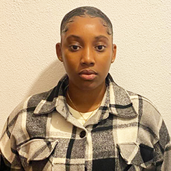 Fotografia da formanda Jaqueline Monteiro, formanda do Curso de Auxiliar de Ação Médica