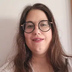 Fotografia da formanda Mariana Carramate, formanda do Curso de Auxiliar de Ação Educativa