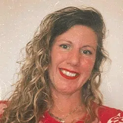 Fotografia da formanda Vânia Pereira, formanda do Curso de Auxiliar de Ação Educativa