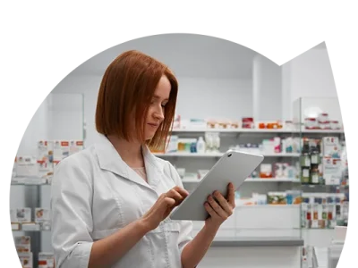 Técnica Farmacêutica a mexer num tablet