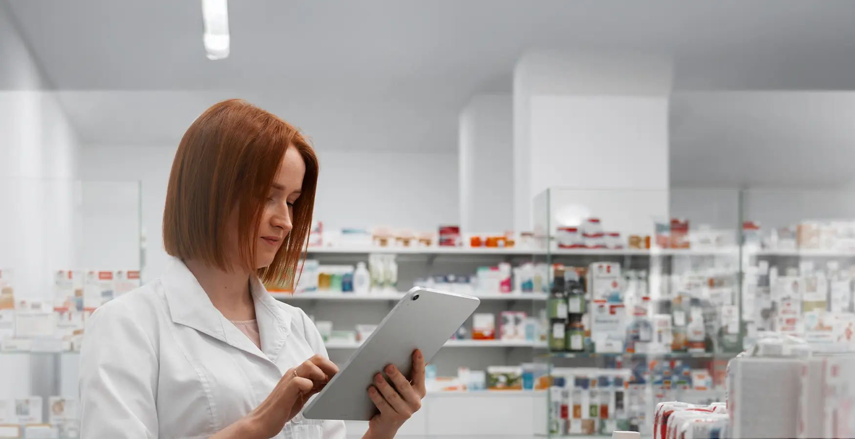 Técnica Farmacêutica a mexer num tablet