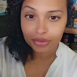 Fotografia da formanda Carla Barbosa, formanda do Curso de Conclusão do 9º Ano e/ou 12º Ano