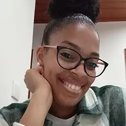 Fotografia da formanda Edna Sanches, formanda do Curso de Auxiliar de Ação Educativa