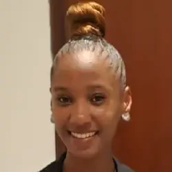 Fotografia da formanda Edzana Correia, formanda do Curso de Auxiliar de Ação Médica