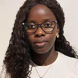 Fotografia da formanda Eurizanda Indjai, formanda do Curso de Auxiliar de Ação Educativa