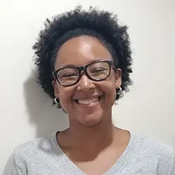 Fotografia da formanda Jéssica Esgueira, formanda do Curso de Auxiliar de Reabilitação e Fisioterapia