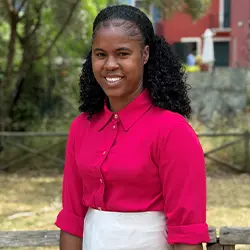 Fotografia da formanda Sara Fernandes, formanda do Curso de Auxiliar de Reabilitação e Fisioterapia