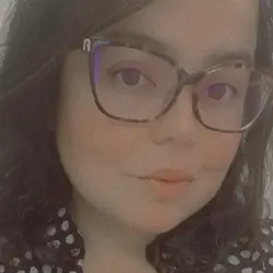 Fotografia da formanda Thais Guerreiro, formanda do Curso de Necessidades Educativas Especiais – Autismo e Síndrome de Asperger