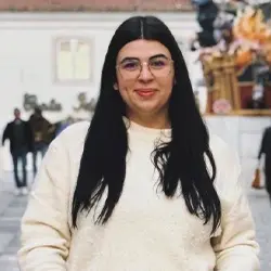 Fotografia da formanda Nadine Silvestre, formanda do Curso de Auxiliar de Ação Educativa