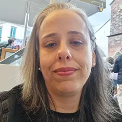 Fotografia da formanda Nohemi Figueira, formanda do Curso de Conclusão do 9º Ano e/ou 12º Ano