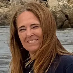 Fotografia da formanda Dina Luís, formanda do Curso de Secretariado Clínico