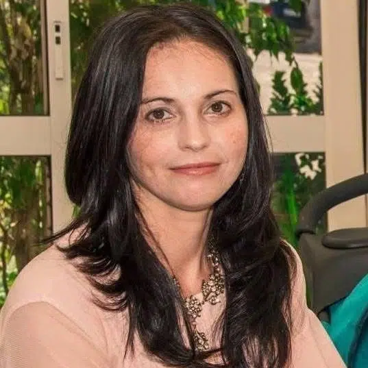 Fotografia da formanda Oxana Frunze, do curso Auxiliar de Ação Educativa