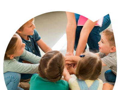 Crianças com a educadora