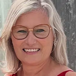 Fotografia da formanda Arcelina Ferreira, do curso Conclusão do 9º Ano e/ou 12º Ano