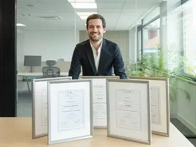 Pessoa com quadros num escritório