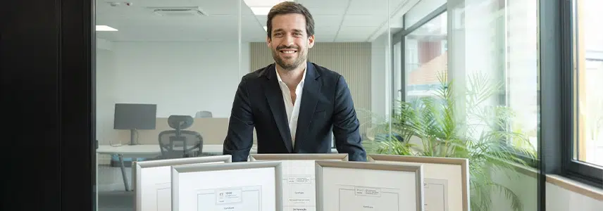 Pessoa com quadros num escritório